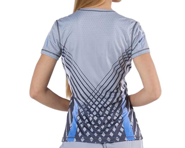 Back of the women’s sublimated SPORT T-shirt in light grey with a dynamic geometric pattern in shades of graphite and blue. Breathable fabric and feminine cut ensure comfort during physical activity. Get inspired and order your model at AMGS Group.